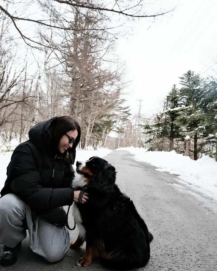 第1子妊娠中の滝沢カレン「我らがワンコたちと冬を知りにいきました