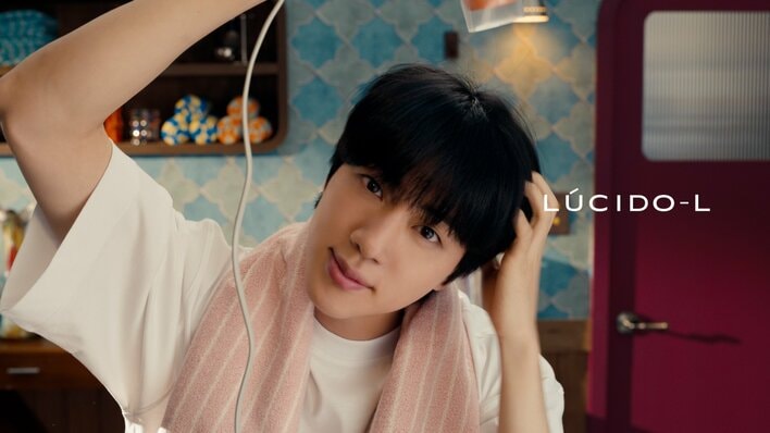 セナ様 BTS JIN プロデュース パジャマ BTS・Jin ナチュラルなパジャマ姿や、ビシッと決めたお出かけ前など“五