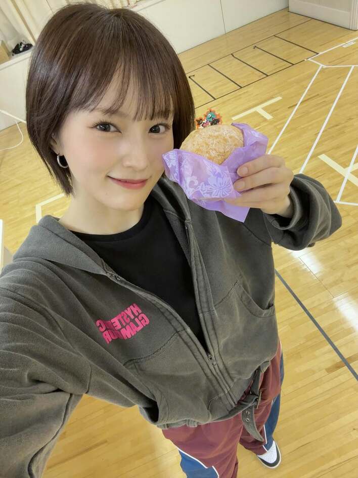 山本彩 “アイドル時代を彷彿とさせる”ショートヘアに！リハーサル休憩