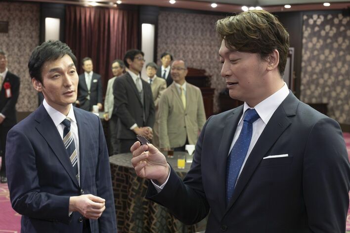 草彅剛『日本一の最低男』第1話に『罠の戦争』鷲津亨役で登場