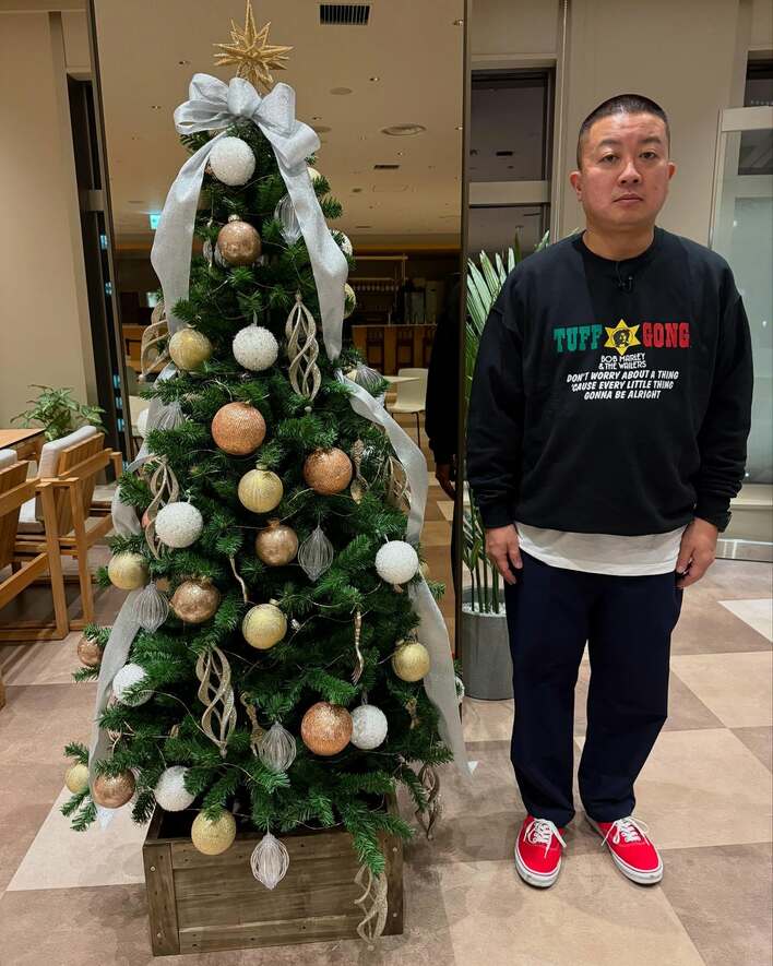 チョコプラ松尾 “季節感バグった写真”が話題！毎年恒例のツリー100本