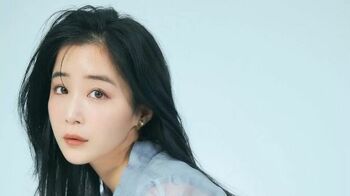 “あざとい系女子”で話題 休井美郷　シャボン玉で遊ぶ写真を公開！SNSで「かわいすぎる」と絶賛の声