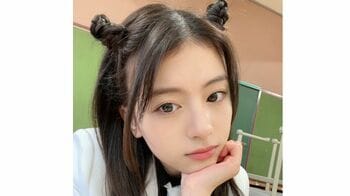 出口夏希 ツインお団子でドアップ写真公開！制服姿でハートのポーズ披露で「可愛すぎて心臓バクバク」とファン大興奮