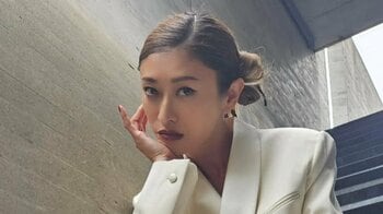 山田優 “圧倒的な脚線美”のミニ丈フリルワンピース姿を披露！ポニテ×サングラスのオーラあふれるショットに「スタイル良すぎ」「何着ても似合う」