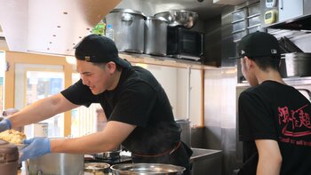 「いってらっしゃい！」が響く異色のラーメン店・限界を超えろが日吉へ　47都道府県出店を掲げるG系ブランド、神奈川の扉を開く