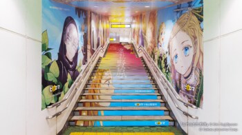 階段を昇るほど、二人は運命に溺れていく...『忘れられた野原』の「愛憎のパノラマ」がJR原宿駅の改札内階段をオールラッピング