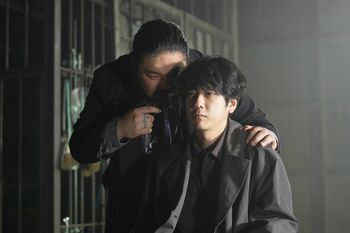 誠司（二宮和也）が監禁される！スマホの取り違えで動き出す事件＜『ONE DAY』第6話完全版＞