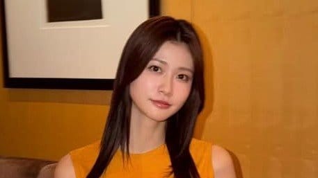 「後ろそんなだったの！」生見愛瑠 大胆スリットから美脚披露！ロングドレス姿で大人な表情も「ますますとりこに」「スタイル良すぎる！」