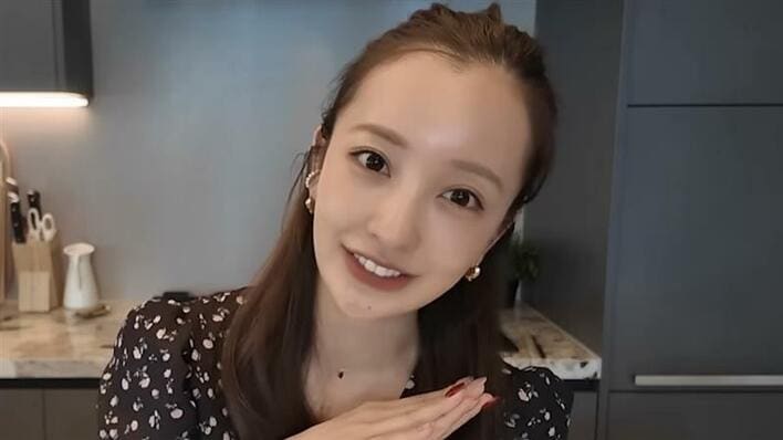 板野友美 4歳長女がサラダを混ぜ混ぜ…豪華自宅のキッチンでお手伝いに奮闘！広々ダイニングで親子そろった夕食風景に「いつ見てもステキな親子」と反響