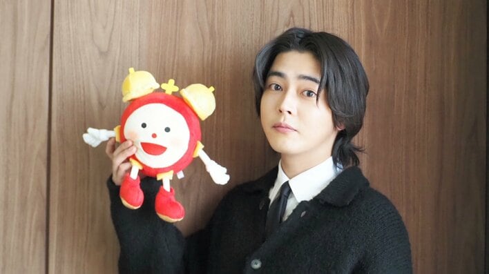 【写真】“めざましくん”と一緒！倉悠貴の撮り下ろしカットを見る