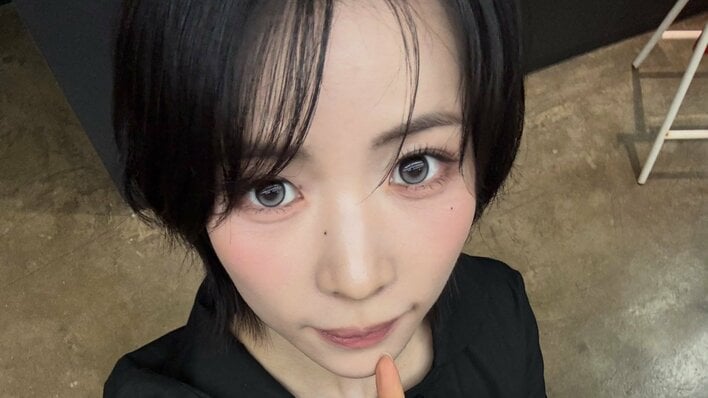 「お顔ちっさい」NiziU・MAYA 大人コーデで寝そべるショットにファン悶絶！アンニュイな表情を浮かべた自撮り写真に「やばいメロい」