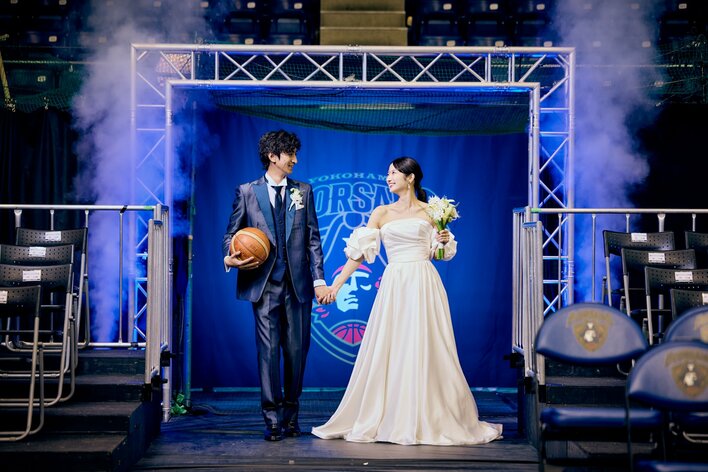 オフィシャルパートナーである横浜ビー・コルセアーズとのコラボレーション企画　ホームアリーナを舞台に、バスケットコート中央や選手入場ゲートで撮影も可能