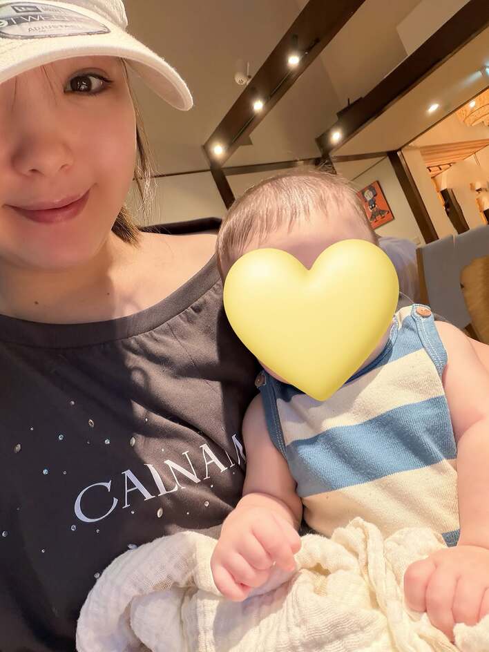 藤田ニコル 生後3ヵ月長女のムチっと腕が愛らしい親子ショット公開
