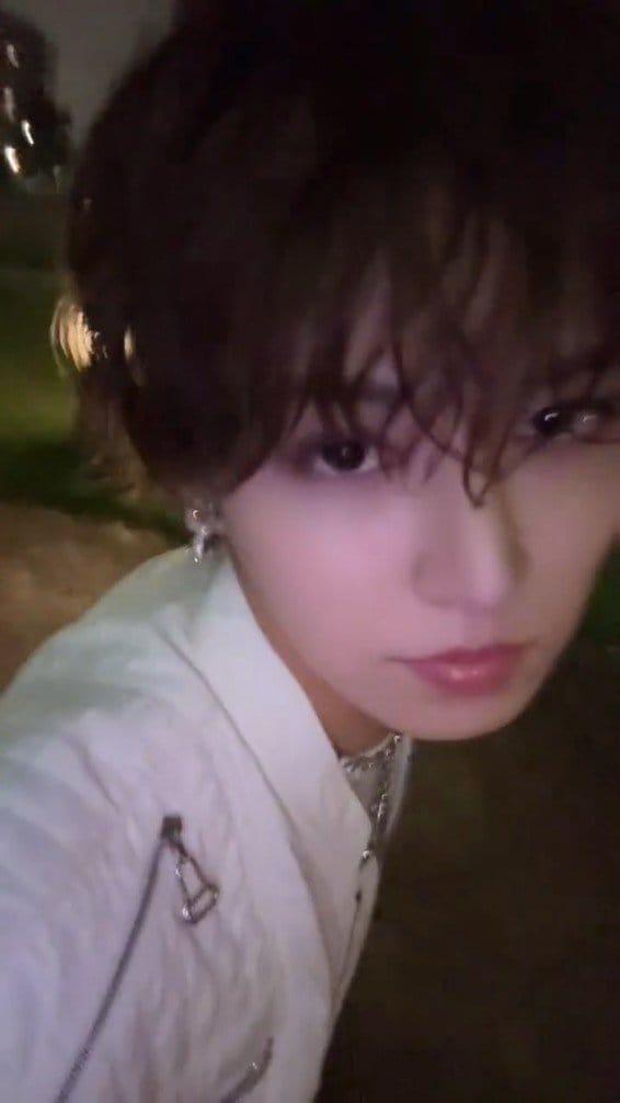一緒に帰る？」JO1・白岩瑠姫 彼氏感あふれる姿を公開！手つなぎ風