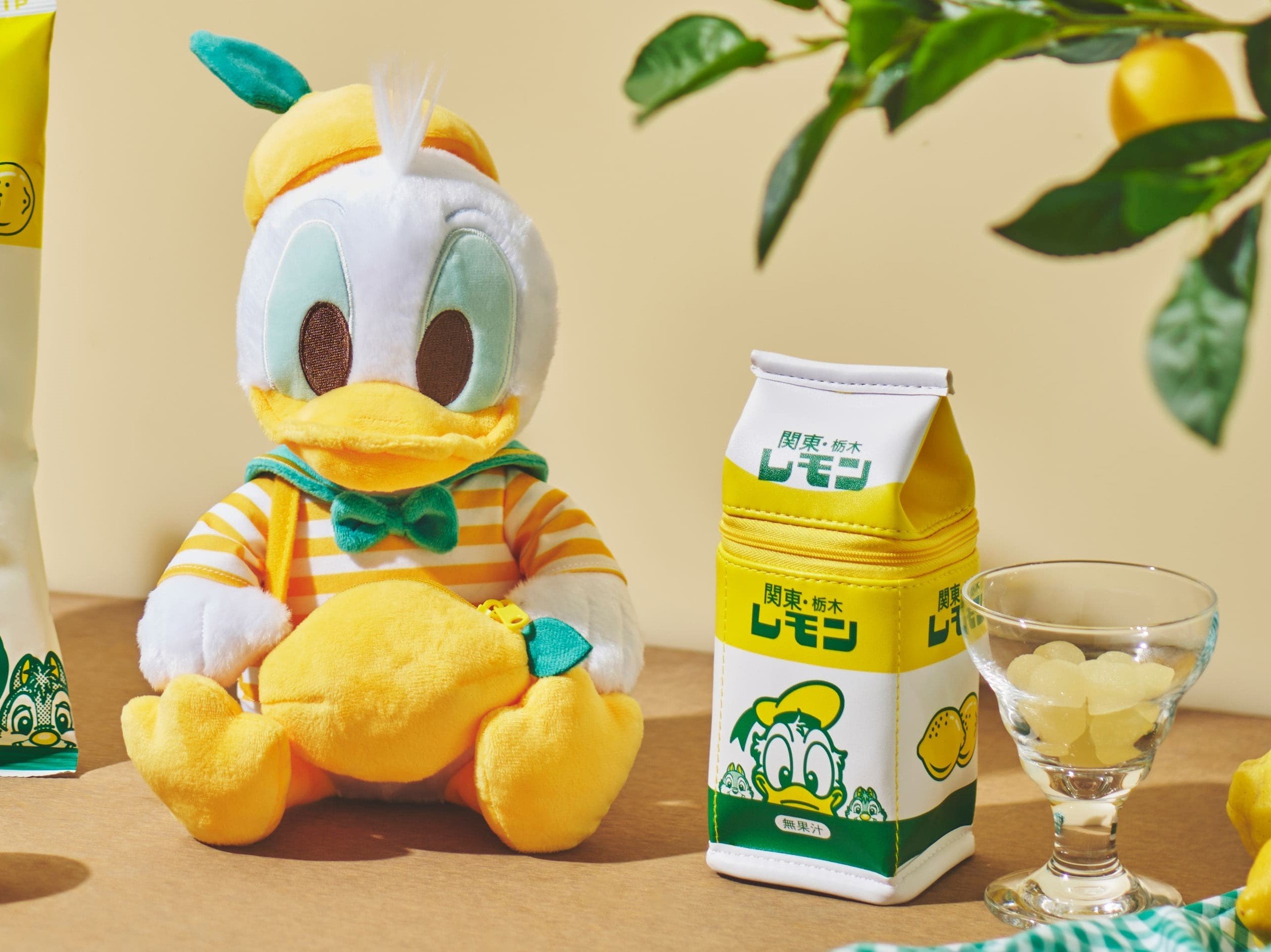 Disney - ドナルド レモン牛乳 ラムネ ぬいぐるみケース付 栃木限定コラボ 公式】ディズニーストア.jp | ドナルド ラムネ ケース入り 関東