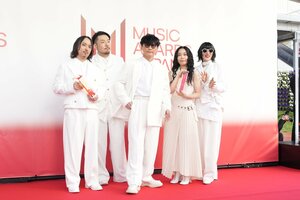 サカナクション・山口一郎らがまぶしいホワイトスーツでレッドカーペットに！トロフィーを掲げ観客に笑顔【MAJ2026】