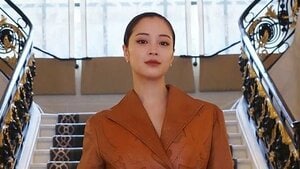 広瀬すず “神スタイル”な超ミニ丈コーデ披露！美脚際立つロングブーツ合わせた着こなしでパリの地にたたずむショットに「すず様かっちょええ」