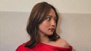 川口春奈 美肩チラリの真紅ドレス姿を披露！クールからの笑顔全開な自然体ショットにファンもん絶「雰囲気まで完璧」「一目惚れ」
