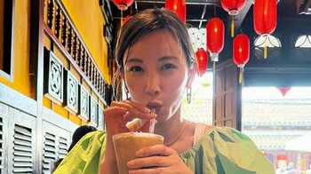 「あこがれの同級生」加藤あい ベトナム旅行を満喫！ランタンが飾られた町並みにたたずむ姿に「映画の一幕みたい」「ベトナムの雰囲気とマッチしてる」と反響