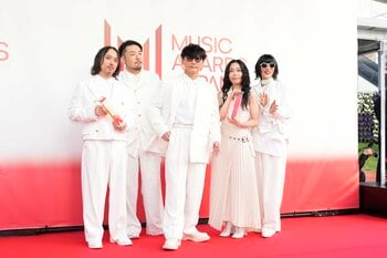 サカナクション・山口一郎らがまぶしいホワイトスーツでレッドカーペットに！トロフィーを掲げ観客に笑顔【MAJ2026】