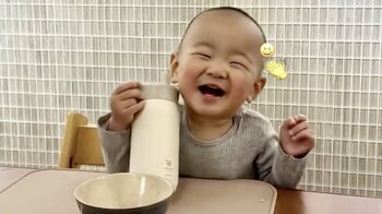 大号泣するほど食べたい！？1歳の男の子の“モグモグ”姿に思わずとりこ！二刀流スタイルで食べる様子も【激かわキッズ奇跡の瞬間】