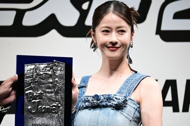 松本若菜 デニムビスチェ姿の肌見せコーデ披露！「この舞台にまさか