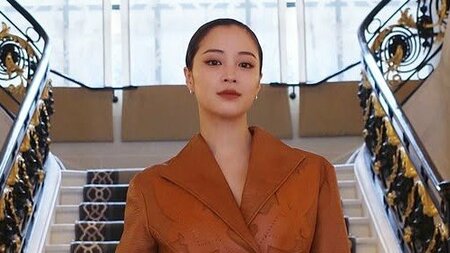 広瀬すず “神スタイル”な超ミニ丈コーデ披露！美脚際立つロングブーツ合わせた着こなしでパリの地にたたずむショットに「すず様かっちょええ」