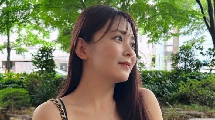 【画像7枚】「腕が綺麗すぎる」久間田琳加 黒ノースリーブ×フレアデニムの美スタイル際立つ野球観戦ショットを見る