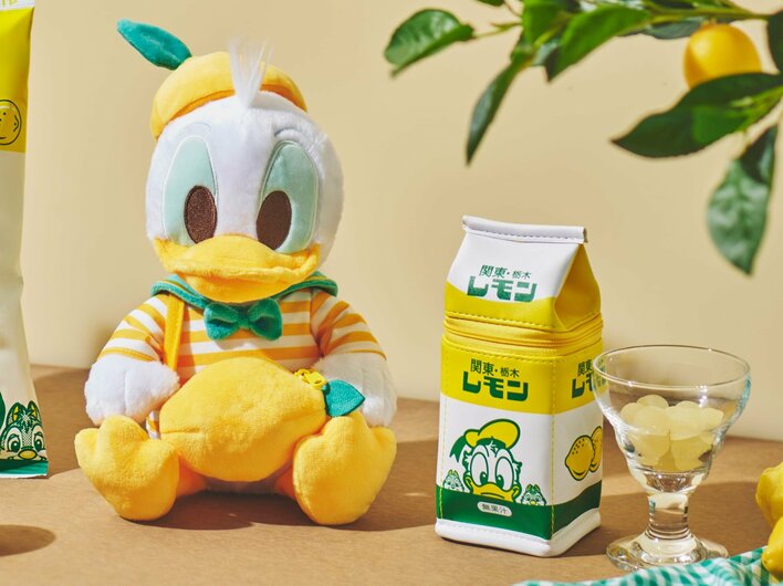 ディズニー×レモン牛乳 黄色いドナルドがキュート！ご当地ドリンクとコラボ ぬいぐるみ付きラムネなどのお菓子発売へ