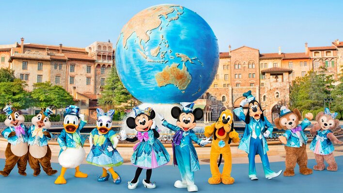 ディズニーシー25周年イベントのミッキーたちの新衣装を初公開！海のきらめきを表現したラメやスパンコールのデザインは必見
