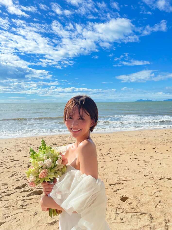 指輪キラリ！岡崎紗絵 ウェディングドレス姿を披露 オーストラリアの海