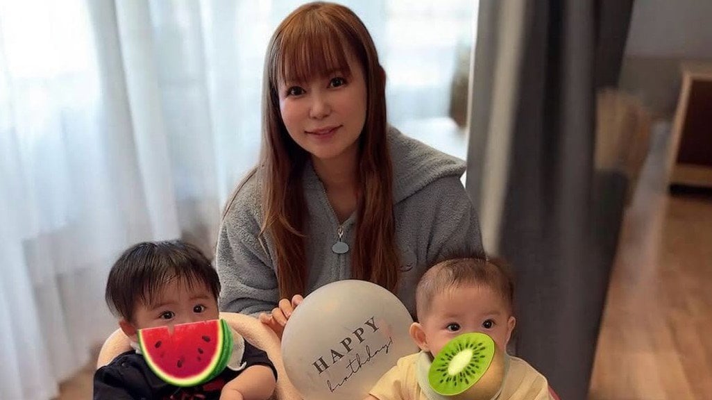 中川翔子 生後6ヶ月双子のムチムチ“ちぎりぱん”比較ショットに「どっち