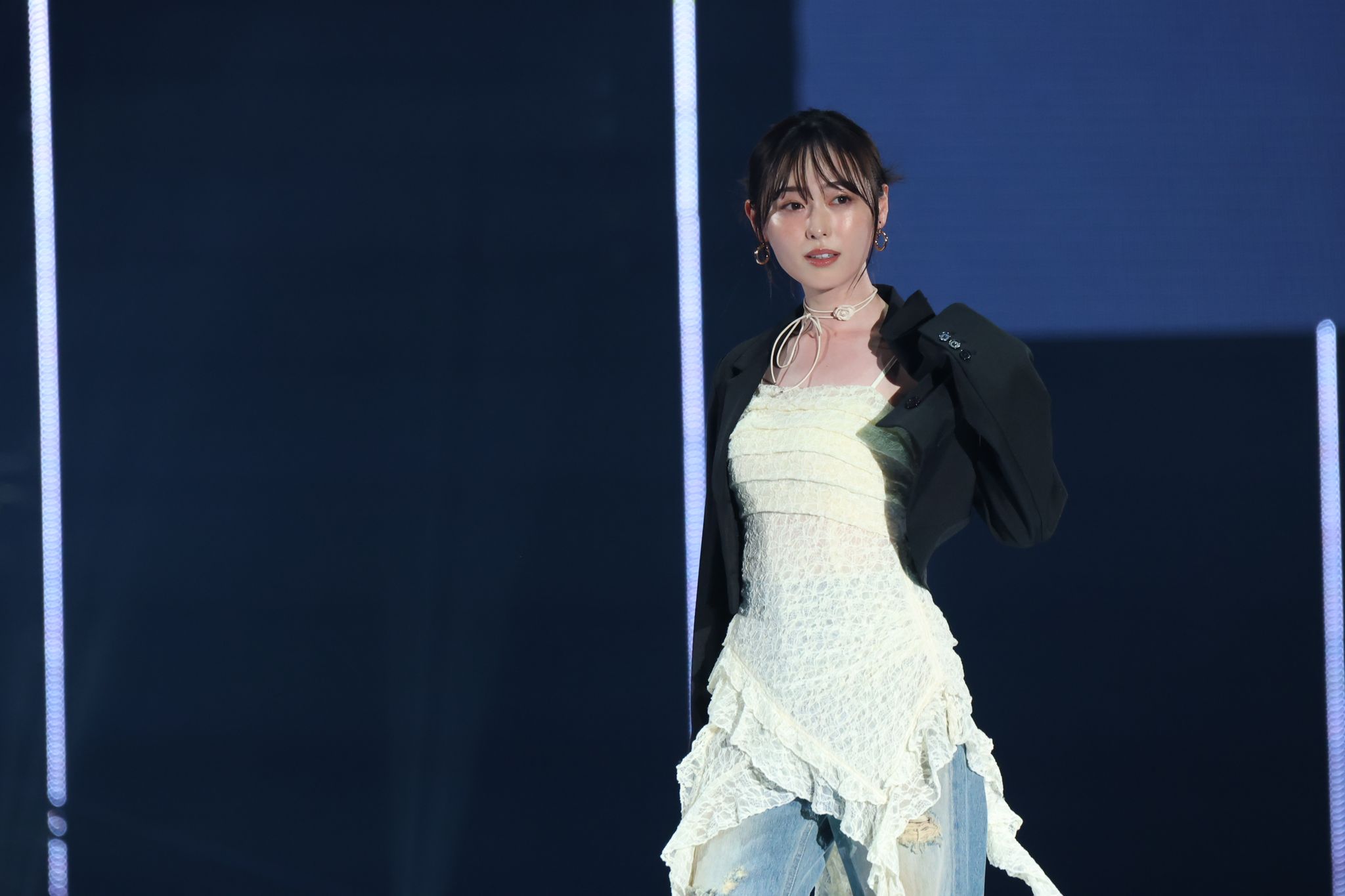 福原遥は艶肌メイク、藤田ニコルは肩見せファッションでセクシーに