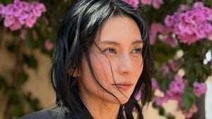 柴咲コウ 魅力あふれるブラックコーデを披露！ピンクのお花に囲まれ凜としたたたずまいに「吸い込まれました」「眼福です」などとファン大絶賛