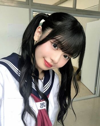 ME:I RINON ツインテールのセーラー服姿が「可愛すぎる」とファン歓喜！TSUZUMIの映り込みオフショットも