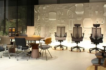 イトーキ、チェアショールーム「ZA SALON TOKYO（坐サロン東京）」リニューアルオープン