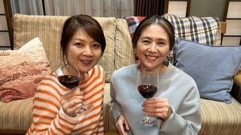 【美しいアラカン】小泉今日子＆飯島直子の“晩酌”オフショット公開！SNSには「仲間に入りたい！」の声『続・続・最後から二番目の恋』