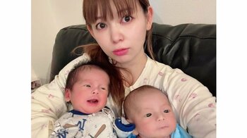 「ポーズ極めてますね」中川翔子 生後3週間双子がごくごくミルクを飲む動画や“どうもすみませんポーズ”の寝転びショットに「天使みたい」と反響