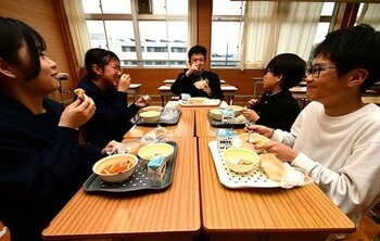 義務教育９年間における恒久的無償化をいち早く実現させた高槻市で本日から給食開始