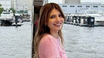 マギー 水着姿でどアップ自撮りショット公開！ビーチで寝転びリフレッシュに「惚れてまぅ」「天使のお肌」さらにミニ丈キャミワンピで“美脚”も