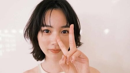 「少女漫画のワンカットのよう」のん 満開のバラに囲まれた優雅な写真を公開！クール＆チャーミングさまざまな表情に「とても華やか」