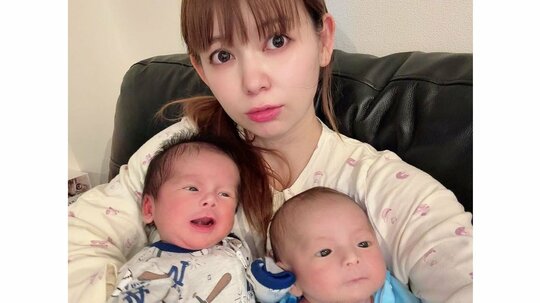 「これは見事！」中川翔子 生後1ヵ月双子が“武術の必殺技”を習得！？小さなお手々のほっこりショットに「不覚にも笑ってしまいました」