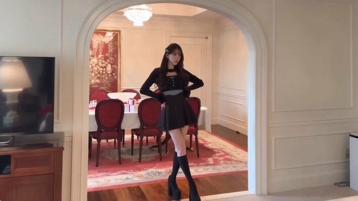 【画像5枚】堀未央奈 美脚スラリのミニスカ×ロングブーツ姿を見る