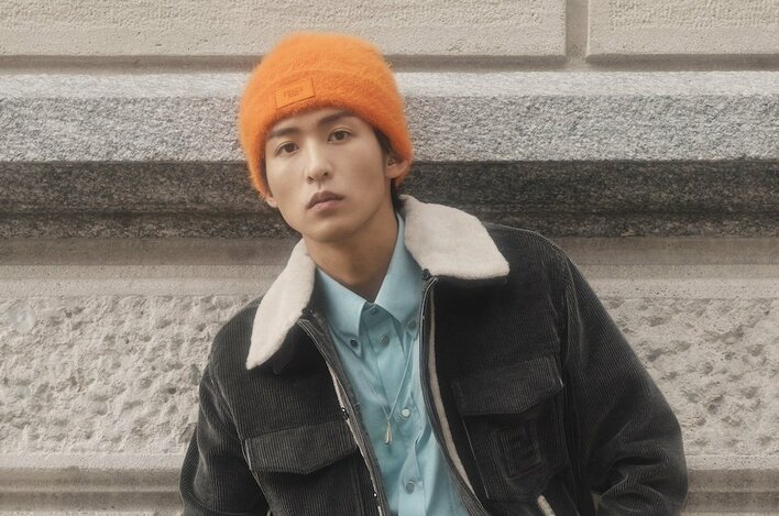 【画像】FENDIを着こなしてミラノの街角に佇むSnow Man目黒蓮の写真を見る