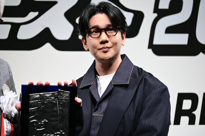 花江夏樹  黒ジーンズ×黒ジャケットで大人なシックコーデを披露！「仕事でもプライベートでもジーンズに支えられています」『第42回ベストジーニスト2025』