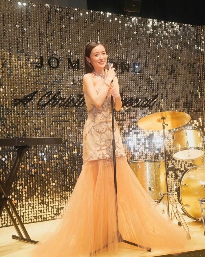 東洋のクレオパトラ」泉里香 美ボディー際立つ豪華ドレス姿披露