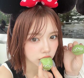 TikTok130万の高梨優佳　ディズニーで“リトルグリーンまん”をぱくり　あざとかわいい「もぐもぐショット」公開 