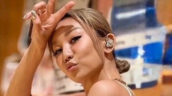 マイク片手に側転！倖田來未 厚底ヒールでアクロバットな姿を公開！引き締まった腹筋も披露したリハショットに「身体能力どうなってんですか」