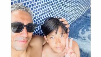 市川團十郎 ハワイのジェットバスで長男・新之助とパシャリ！家族旅行でリゾート感満載のプールや海で遊ぶ子供の姿に「大人顔になってる！」