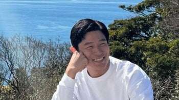 「彼女目線すぎて最高」鈴木亮平 自然あふれる場所でスマイルショット披露！富士山をバックにまるで一緒にお散歩！？な写真にファン大絶賛